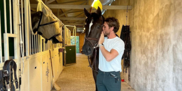 Aras Bulut İynemli’den At Çiftliği Sürprizi!