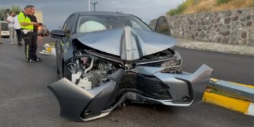 Kaygan Yolda Direğe Çarpan Araçta Yaralı Var