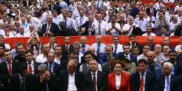 CHP’de Kurultay Krizi: Taban Yönetimin Yanında