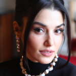 Hande Erçel’in İngilizce Konuşması Sosyal Medyada Gündem Hande Erçel’in İngilizce Konuşması Sosyal Medyada Gündem