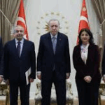 Heyet Saraydan Bununla Döndü