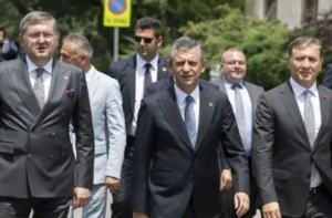 CHP’de Topyekün Direniş