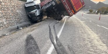 Tır Kontrolden Çıktı, Sürücü Yaralandı!