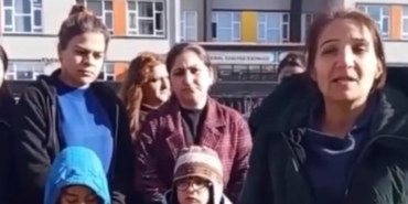 Veliler Okul Önünde: ” Okulumuzun da Öğretmenlerimizin de Bir Suçu Yok”